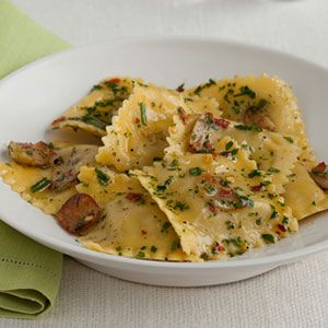 Cheese Ravioli with Garlic-Herb Oil for an easy Meatless Mondays recipe Cheese Ravioli Recipes, Herb Oil Recipe, Cheese Ravioli Recipe, Ravioli Recipes, Ravioli Sauce, Parsley Recipes, Herb Oil, Yummy Pasta, Ravioli Recipe