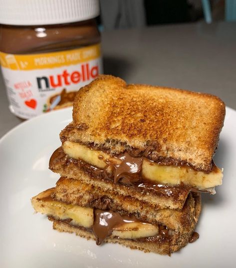 Nutella And Banana Sandwich, Nutella With Banana, Nutella Sandwich Aesthetic, Nutella On Bread, Nutella Banana Sandwich, Nuttela Bread Toast, Bread With Nutella, Breakfast Nutella, Nutella Toast