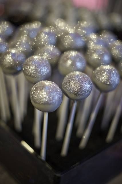 Happy New Year Cake Pops Silver Cake Pops, Glitter Cake Pops, Metallic Cake, Sparkle Cake, Metallic Wedding, New Year's Cake, Silver Cake, Glam Party, Glitter Cake