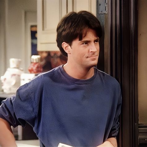 Chandler Friends, Airport Outfit Celebrity, Monica And Chandler, Friends Cast, Friends Moments, I Love Cinema, Friends Series, Chandler Bing, Matthew Perry