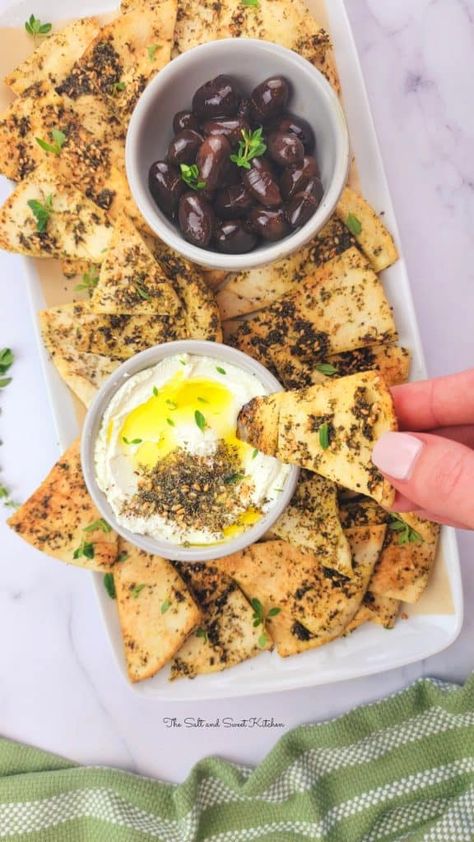 Zaatar Pita Chips, Lebanese Street Food, Avocado Hummus Recipe, Pita Chips Recipe, Zaatar Recipe, Lebanese Lentil Soup, Air Fryer Recipes Chicken Breast, Baked Pita Chips, Homemade Pita Chips