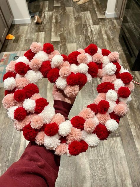 Valentine Pom Pom Crafts, Easter Pom Pom Crafts, Yarn Projects Crochet, Diy Valentines Day Wreath, Diy Valentines Day, Twine Crafts, Pom Wreath, Pom Crafts, Diy Pom Poms