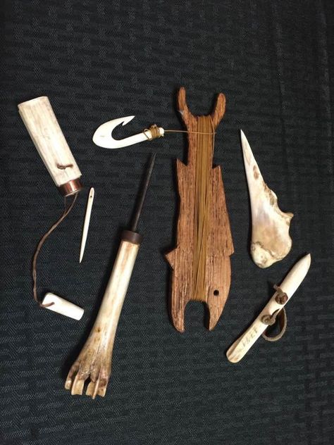 James E. Price Top left is a needle case and needle made from the canon bone of a deer. Lower left is an awl made from the end of a canon bone. In the center is a fishing kit with a bone fishhook and a line winder made from a piece of rived red oak. Upper right is an awl made from a deer ulna. Lower right is a corn shucking peg fashioned from a deer ulna. Primitive Hunting Tools, Bone Needle, Shamanic Tools How To Make, Bushcraft Tools Primitive, Survival Card, Neolithic Tools, Ancient Tools Native American Indians, Survival Fishing, Primitive Technology