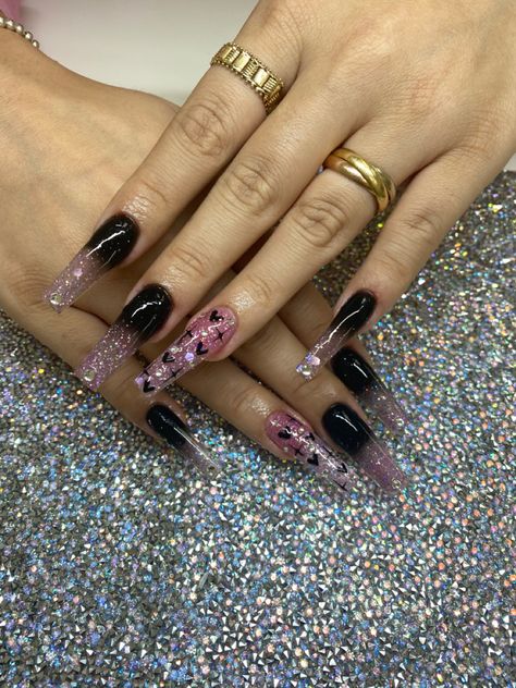 Mail Inspo Y2k, Pink And Black Nails Aesthetic, Pink And Black Nails Coffin, Goth Birthday Nails, Black And Pink Acrylics, Blackpink Nails Designs, Black Nails Y2k, Pink Emo Nails, Pink Grunge Acrylic Nails