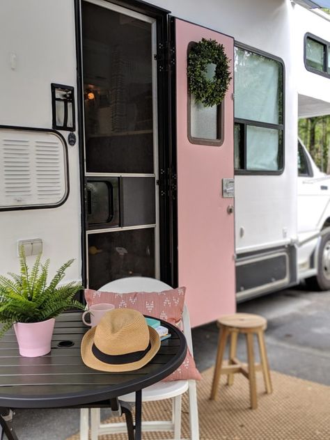 How to Paint the Exterior of a Camping Trailer or RV Trailer Tv Ideas, Boho Rv Bathroom Decor, Paint Motorhome Exterior, Painting Travel Trailer Exterior, Trailer Life Rv Living, Rv Outside Paint Ideas, Rv Exterior Decor, Custom Rv Paint Jobs, Painting An Rv Exterior