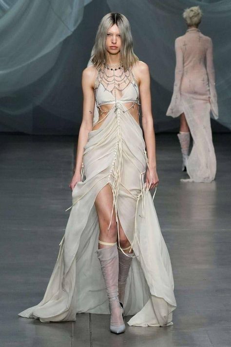 fashion week 2023 Aniye Records, Runway Gowns, Carpet Outfits, Runway Beauty, Trade School, Forest Creatures, Special Dresses, Spring Fashion Trends, Fashion Attire