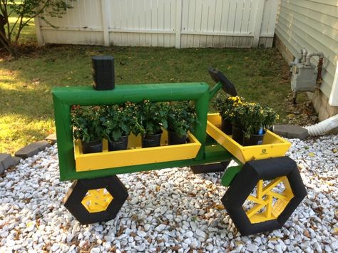 Tractor Planter Wooden, Tractor Planter, Pebble Landscaping, Diy Yard Decor, Handmade Wood Crafts, Outdoor Wood Projects, Wood Yard Art, Farm Projects, Wood Craft Projects