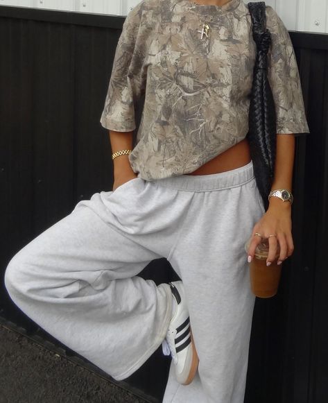 Cute Casual Outfits With Sweatpants, Cozy Beach Fits, Leo Rising Outfits Women, Cold Weather Lounge Outfits, Cute Comfy Winter Outfits Lazy Days, Lazy Cozy Outfits, Streetwear Chic Outfit, Matching Sweat Set Outfit, Comfortable Outfits Aesthetic