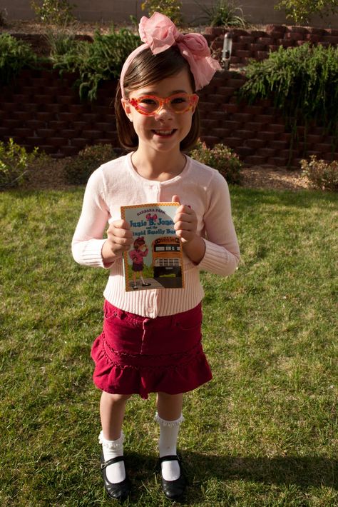 My daughter's school had "Dress up as Your Favorite Character From a Book" day and she chose Junie B. Jones.   I tried to talk her out of it... Book Character Dress Up Ideas, Junie B Jones Costume, Costumes From Movies, Storybook Costumes, Book Parade, Storybook Character Costumes, Book Characters Dress Up, Literacy Week, Junie B Jones