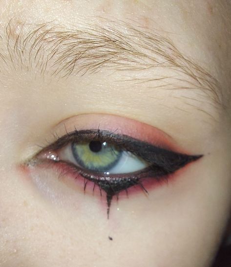 Soft Goth Eyeliner, Makeup Inspo Lips, No Eyeliner Goth Makeup, Simple Graphic Liner Black, Punk Rock Eyeliner, Mothman Inspired Makeup, Male Eyeliner Aesthetic, Easy Emo Eyeliner, Emo Homecoming Makeup