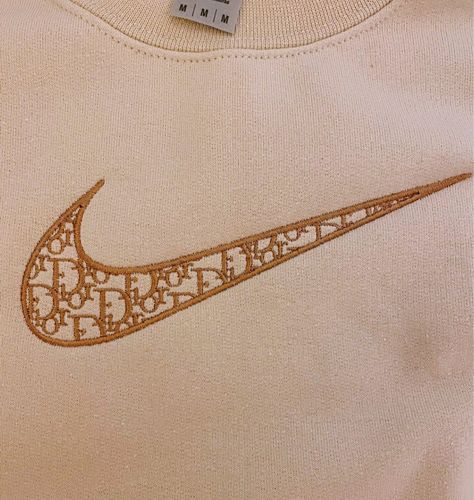 Sweatshirts Ideas, Dior Sweatshirt, Dior Brand, Embroider Ideas, Groovy Vibes, Vintage Nike Sweatshirt, Vintage Crewneck Sweatshirt, Diy Bead Embroidery, Diy Sweatshirt