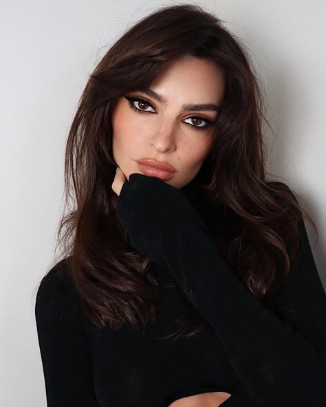 Breaking Down Emrata’s Makeup Routine Old Money Makeup Brunette, Emrata Makeup, Autumn Aesthetic Brown, Brown Neutral Aesthetic, Dark Winter Makeup, Groovy Makeup, Bianca Core, November Makeup, Makeup Wedding Guest