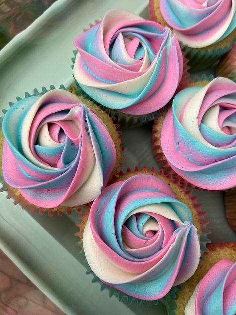 Pink And Blue Icing Cupcakes, Pastel Swirl Cupcakes, Pink And Blue Swirl Cupcakes, Ombre Cupcakes Frosting, Ombré Cupcakes, Pink And Blue Cupcakes, Cupcake Icing Designs, Sparkle Cupcakes, Easy Cupcakes Decoration