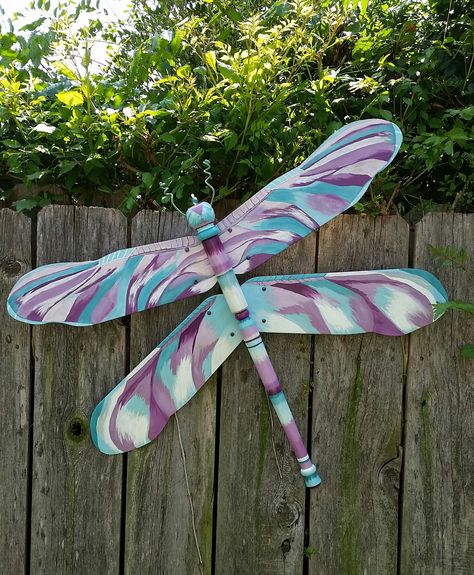 My first fan blade dragonfly sold on Etsy this week! Fan Blade Dragonfly, Ceiling Fan Crafts, Giant Dragonfly, Fan Blade Art, Dragonfly Yard Art, Ceiling Fan Art, Dragon Fly Craft, Yard Art Crafts, Dragonfly Wall Art