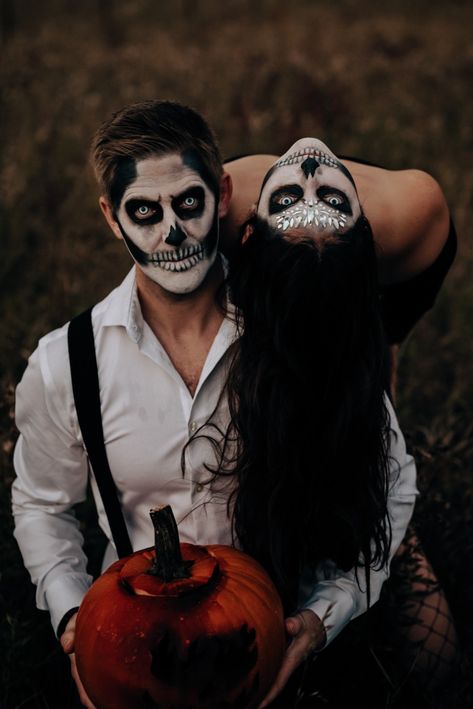 Horror Couple, Fotos Halloween, Beard Makeup, Scary Couples Halloween Costumes, Devil And Angel, Halloween Makeup Clown, Halloween Shoot, Makeup And Accessories, Halloween Parejas