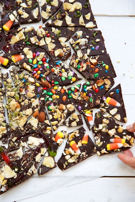 how to make the cutest "kitchen sink" halloween chocolate bark Halloween Chocolate Bark, Leftover Halloween Candy Recipes, Halloween Candy Recipes, Halloween Bark, Peanut Butter Hot Chocolate, Leftover Halloween Candy, Candy Bark, Camille Styles, Halloween Chocolate