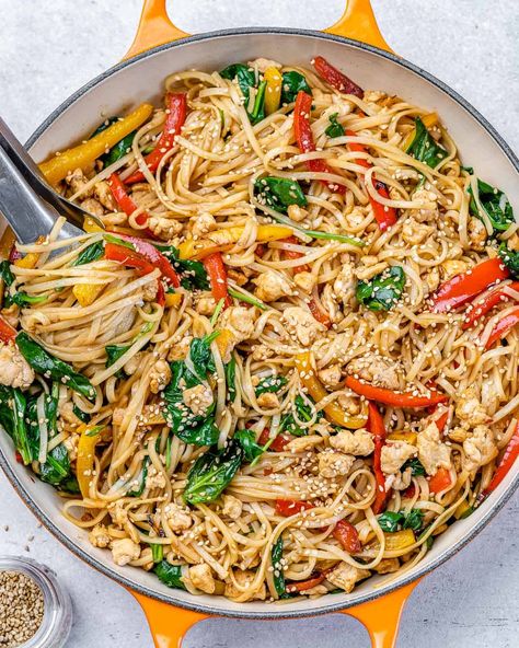 top view chicken lo mien in a skillet Broccoli Stuffed Chicken Breast, Chicken Lo Mein Recipe, Fresh Egg Noodles, Lo Mein Recipe, Chicken Lo Mein, Fitness Meals, Lo Mein Recipes, Healthy Fitness Meals, Lo Mein