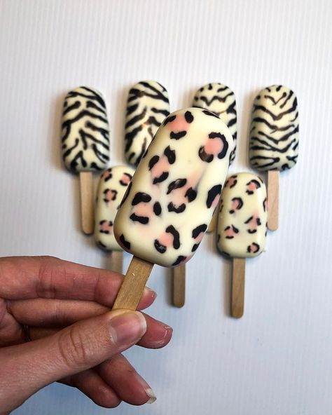 Animal Cakesicles, Summer Cakepops, Popsicle Ideas, Cakesicles Ideas, Heart Cake Pops, Cheetah Party, Chocolate Business, Leopard Print Cake, Birthday Sweets