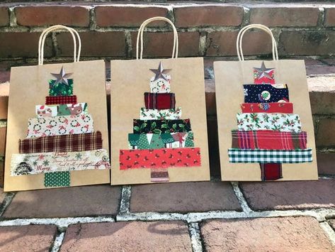 Homemade Gift Bags, Christmas Deer Decorations, Class Christmas Gifts, Christmas Present Wrap, Christmas Scrapbook Layouts, Decorated Gift Bags, Tree Bag, Fabric Tree, Unique Gift Wrapping