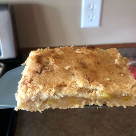 Sneak a zucchini into these sweet pie crumble bars that taste like mock apple pie, perfect for a family-friendly picnic or outdoor party. Zucchini Apple Pie Filling, Zucchini Apple Pie, Mock Apple Pie, Chili Dip Recipes, Apple Pie Filling Recipe, Zucchini Bars, Slab Pie Recipes, Pie Bars Recipe, Zucchini Recipes Dessert