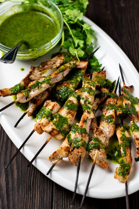 Argentinian Recipes, Kitchen Swagger, Chimichurri Chicken, Chimichurri Sauce Recipe, Colombian Recipes, Steak Kebabs, Movie Food, Argentinian Food, Chicken Skewer Recipe