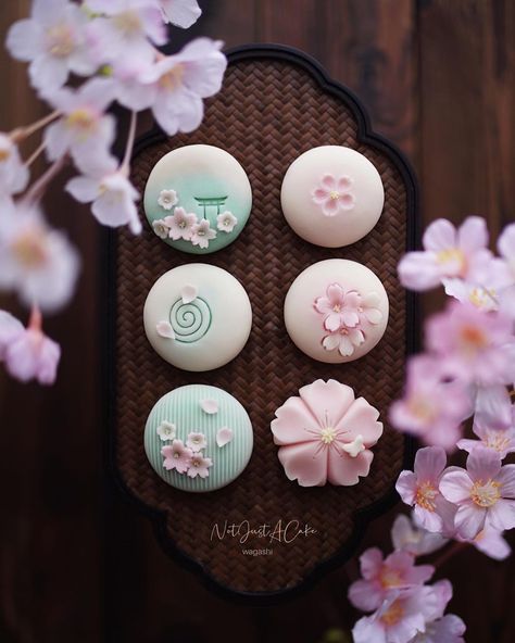 Wagashi Art, Chinese Candy, Japanese Wagashi, Japanese Sweets Wagashi, Colorful Desserts, Food Art Photography, Kawaii Cooking, Cute Baking, Cute Food Art