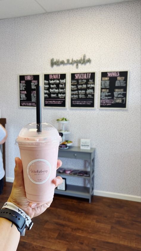 Smoothie Bar Ideas, Smoothie Bar Design, Business Drinks, Drink Of The Day, Smoothie Bar, Shakes Drinks, Healthy Drink, Fruity Pebbles, Aesthetic Pics