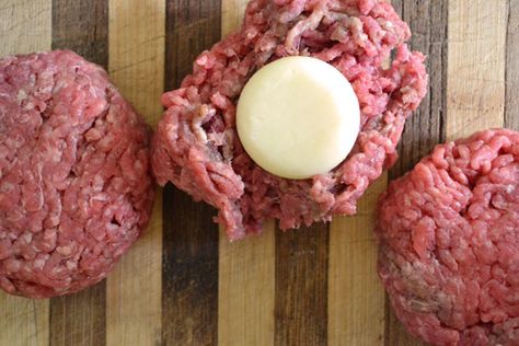 Babybel burgers 2 Babybel Cheeseburgers & Garlic Cheese Fries  - these look amazing!!! Recipes With Babybel Cheese, Babybel Recipes, Babybel Cheese Recipes, Slimmingworld Recipes, Baked Burgers, Room Beds, Babybel Cheese, Pecan Waffles, Parmesan Fries