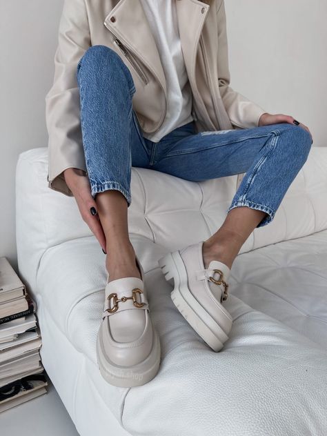 Beige Moccasins Outfit, Cream Loafers Outfit, Nude Loafers Outfit, What To Do With Seashells, Beige Loafers Outfit Women, Beige Loafers Outfit, Outfit Mocasines, Platform Loafers Outfit, Loafer Outfits