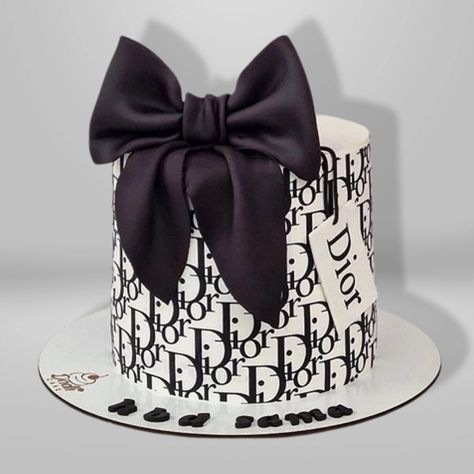 Luxury Birthday Cake For Women, Dior Cake Ideas, Dior Themed Birthday Party, Dior Birthday Cake, Dior Cake, Cake Black And White, Birthday Cake Black, 2023 Cake, Dior Party