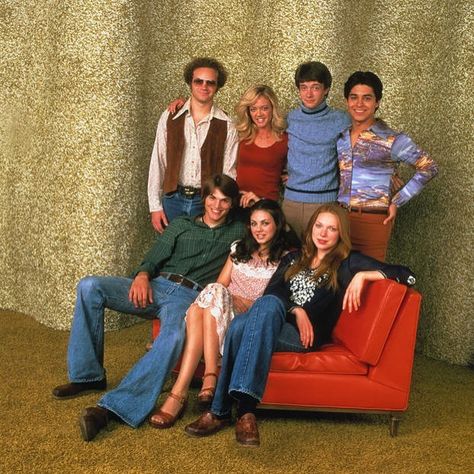 Thats 70 Show Outfit, Kelso That 70s Show, That 70s Show Outfits, 70s Aesthetic Fashion, 70s Show Outfits, Lisa Robin Kelly, Michael Kelso, Donna Pinciotti, 70s Disco Party