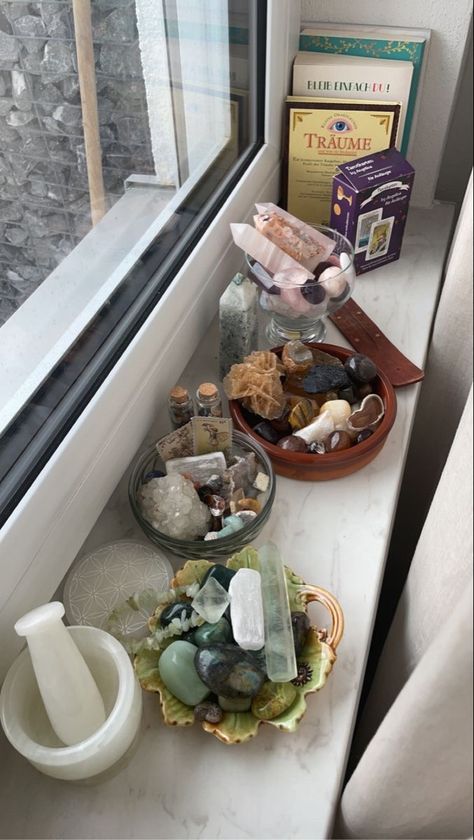 Witch Crystals Aesthetic, Crystal Home Aesthetic, Witch Aesthetic Room Decor, Crystals In Room, Mini Altar Ideas, Crystal Table Display, Spiritual Witch Aesthetic, Crystal Room Aesthetic, Crystals Aesthetic Room