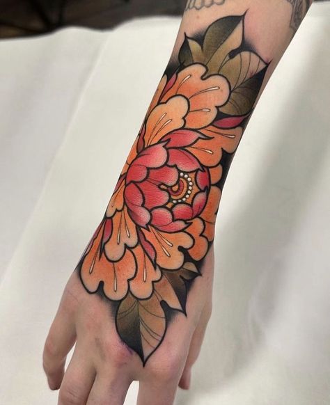 Colorful Peony Tattoo, Peony Tattoo Traditional, Rhododendron Tattoo, Traditional Peony Tattoo, Peony Tattoo Design, Traditional Peony, Ojo Tattoo, New Tattoo Styles, Peony Flower Tattoos