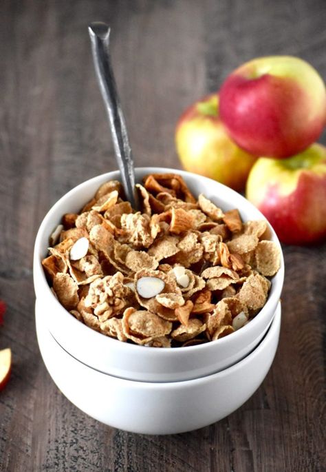 apple cinnamon almond breakfast cereal - a autumnal take on an everyday breakfast! // cait's plate Almond Breakfast, Muesli Cereal, Autumn Breakfast, Oatmeal Granola, Family Breakfast Recipes, Almond Nut, Family Breakfast, Cinnamon Almonds, Healthy Casseroles