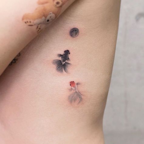 Drawing Goldfish, Small Fish Tattoos, Goldfish Tattoo, Circle Tattoos, Wolf Tattoo Design, Sleeve Tattoos For Women, Elegant Tattoos, Friend Tattoos, Little Tattoos