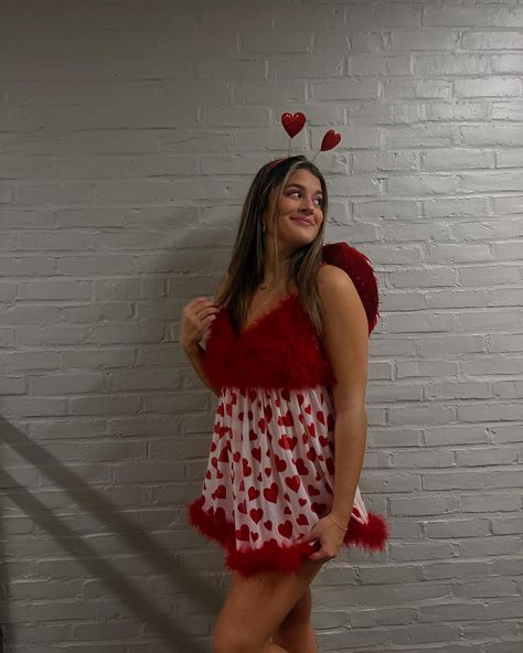 Cupid Costume Ideas, Cupid Halloween Costume, Cupid Halloween, Crazy Halloween Costumes, Halloween Costume Makeup, Queen Of Hearts Makeup, Halloween Costumes For Teens Girls, Pretty Halloween Costumes, Duo Halloween Costumes