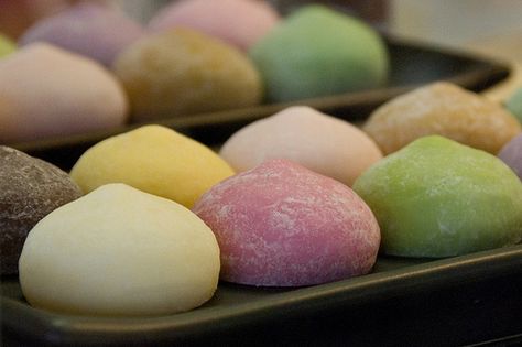 #Gastronomía | Dulces coreanos para degustar | Asia~Stage Japanese Rice Cake, Mochi Ice Cream, Japanese Sweet, Japanese Dessert, Asian Desserts, Japanese Sweets, Kawaii Food, Rice Cakes, Ice Cream Recipes