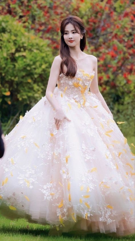 Anime Princess Dress, Butterfly Wedding Dress, Elven Wedding Dress, Wedding Dress Photoshoot, Pretty Dresses Casual, Wedding Background Images, Wedding Dresses Videos, Wedding Dress Sketches, Korean Wedding Photography