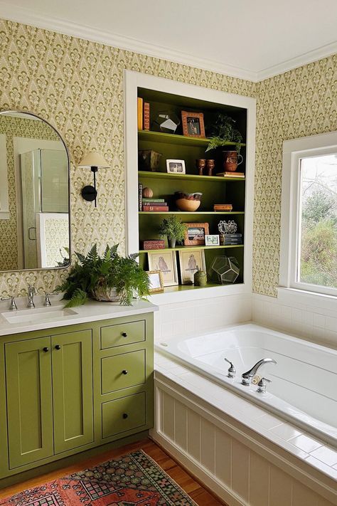 Thibaut Wallcovering: Cornwall. Interior design by: hs.armstrong. #interiordesign #bathroominspiration #wallpaper Green Bathroom Inspiration, Thibaut Wallpaper Bathroom, Green Bathrooms Inspiration, Thibaut Wallpaper, Anna French, Master Bath Remodel, Powder Rooms, Green Bathroom, Bathroom Wallpaper