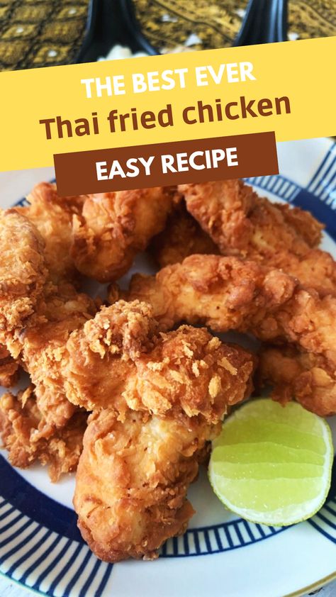 Thai fried chicken with a piece of lime on a blue and white plate. Thailand Fried Chicken, Thai Fried Chicken Recipes, Indonesian Fried Chicken, Thai Fried Chicken, Awesome Chicken, Lions Den, Thai Foods, Thai Recipe, Fried Chicken Recipe