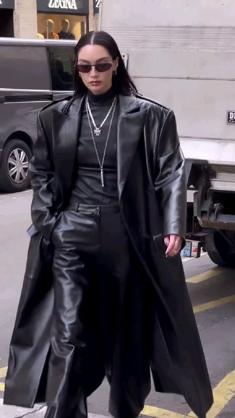 All Black Style, Leather Coat Outfit, Long Coat Outfit, Leather Couture, Leather Coat Womens, All Black Fashion, Long Leather Coat, Leder Outfits, Leather Jacket Outfits