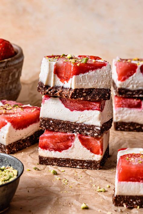 These strawberry chocolate cheesecake bars are gluten-free, dairy-free, vegan, and sugar-free, and will totally rock your world this summer. If you are a cheesecake lover, then you need to try these Strawberry Chocolate Cheesecake Bars. Get ready for your new favorite dessert for the Summer. Raw Strawberry Cheesecake, Strawberry Desserts Healthy, Vegan Strawberry Dessert, Cheesecake Strawberries, Chocolate Cheesecake Bars, Cheesecake Bar, Creamy Chocolate Cheesecake, Strawberry Cheesecake Bars, Cheesecake Lovers