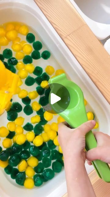 PreK, Kindergarten & Special Education Resources on Instagram: "👀 Found these citrus squeezers at @dollartree which made a super simple and fun sensory table setup using pom poms and water.   Not only is this a fun sensory activity but squeezing  the citrus squeezers is a great fine motor activity and helps build fine motor strength in students’ hands.   🫶 Share this post with someone who would love this super low prep sensory activity!   #sensoryactivity  #sensoryactivities  #sensorytable  #sensorybin  #flisattable  #preschool  #kindergarten  #specialeducation  #specialed #ecse" Building Sensory Bin, Fine Motor Tubs Preschool, Kindergarten Table Activities, Special Education Activities Preschool, Water Table Ideas For Preschoolers, Sensory Table Ideas For Preschool, Flisat Table Activities, Sensory Table Activities, Sensory Bins For Preschool