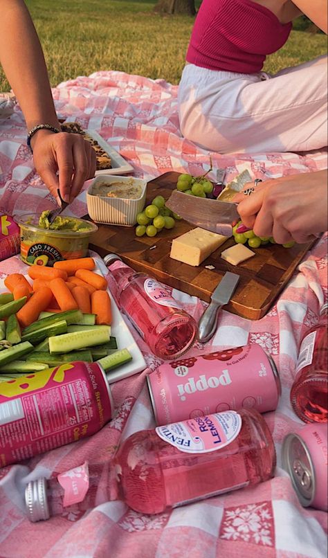 picnic, picnic aesthetic, summer aesthetic, pink aesthetic, lunch ideas, girls day, summer activities Picnic Drinks, Picnic Date Food, Picnic Activities, Picnic Theme, Picnic Inspiration, Picnic Birthday, Garden Party Birthday, Picnic Date, Picnic Time