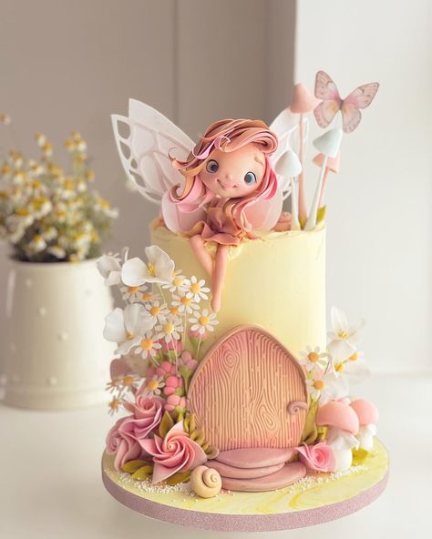 Fairy Cake Ideas, Fairy House Cake, Bakery Quotes, Baby Cake Design, Kue Fondant, Rapunzel Birthday Cake, Fairy Garden Cake, Fairy Birthday Cake, Cake Competition