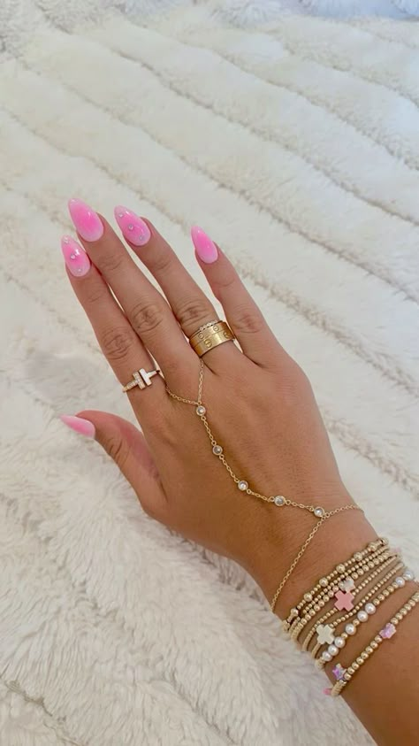 Cute Jewelry Stacks, Gold Jewelry Stack, Xoxo Jewelry, Jewelry Stack, Preppy Jewelry, Bracelet Stacks, Day Aesthetic, White Hearts, Jewelry Accessories Ideas