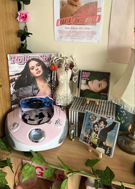 Jordyn Lenae Room, Music Corner Bedroom, Lana Del Rey Bedroom, Lana Del Rey Room, Music Corner, Room Goals, Pretty Room, Dreamy Room, Dream Room Inspiration