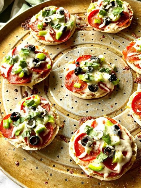 English Muffin Pizzas - The Menu Maid English Muffin Pizza Burgers, Halloween English Muffin Pizza, English Muffin Pizza Oven, English Muffin Breakfast Pizza, Pizza On English Muffin, English Muffin French Toast, English Muffin Pizza, Pizza Muffins, Turkey Pepperoni