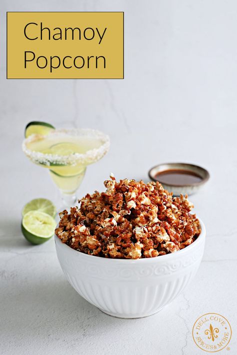 Recipe for crunchy popcorn coated with sweet, salty, spicy and fruity chamoy sauce for a flavor explosion. Popcorn Dessert, Chamoy Sauce, Popcorn Recipes Easy, Savory Popcorn, Diy Popcorn, Popcorn Treats, Scrumptious Food, Popcorn Gift, Flavored Popcorn