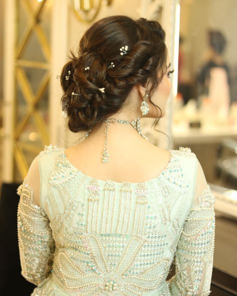 Hair style for party , function . Hairstyle For Barat, Barat Hairstyles, Nikkah Makeup, Bridesmaid Bun, Engagement Hairstyle, Party Hairdo, Walima Dresses, Pakistani Bridal Hairstyles, Hairstyle Video